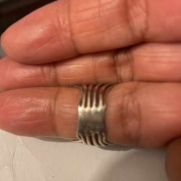 Silver ring. - Picture 2 of 2